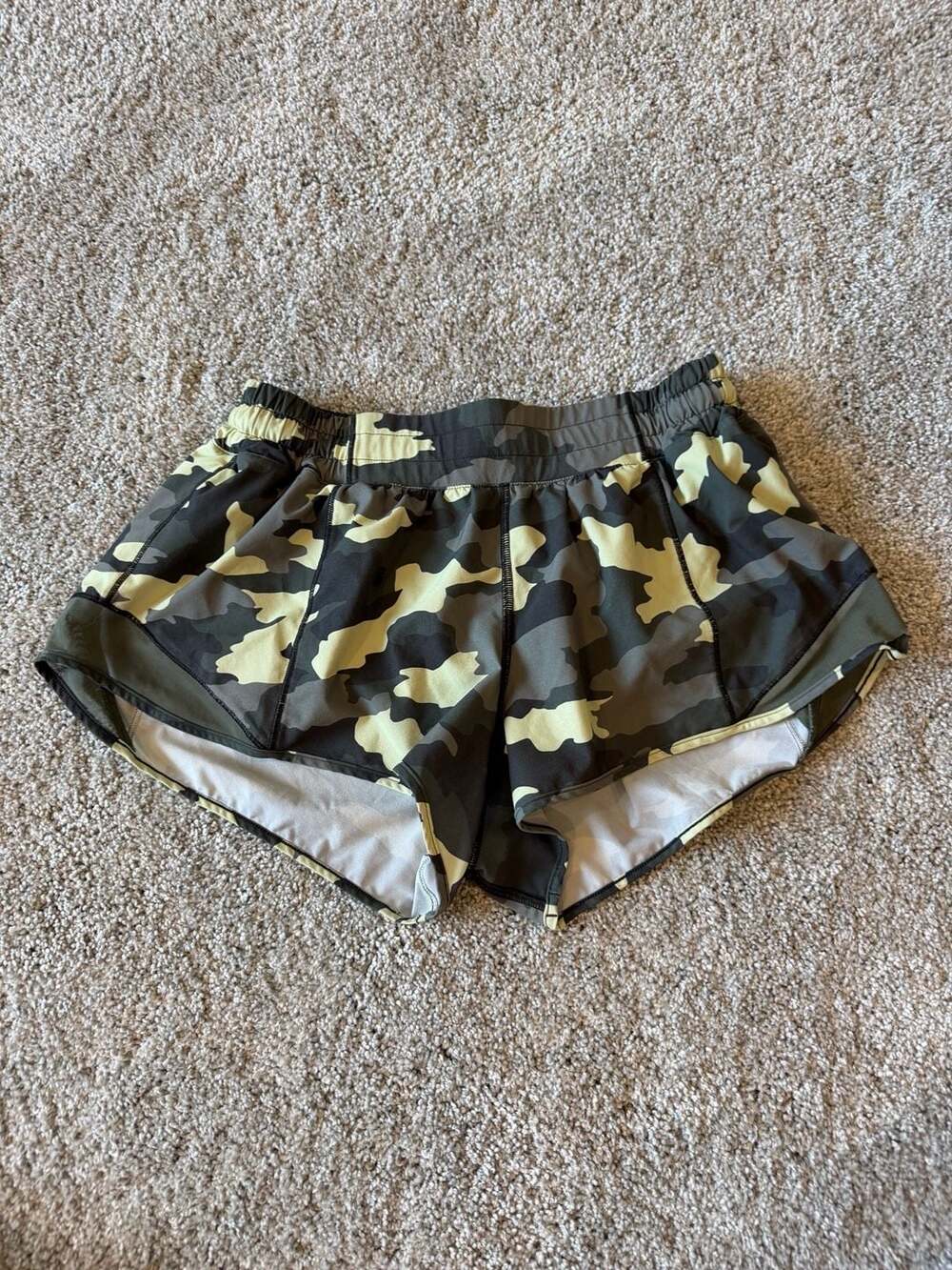 Lululemon Hotty Hot Low-Rise Short 2.5" Heritage 365 Camo Crispin Green Olive